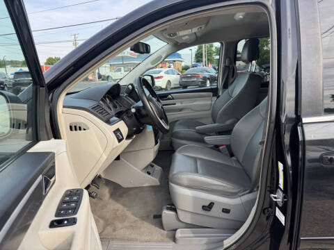 2011 Volkswagen Routan SE