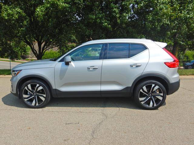 2025 Volvo XC40 B5 Plus Bright Theme