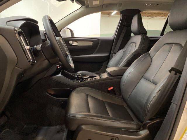 2025 Volvo XC40 B5 Core Bright Theme