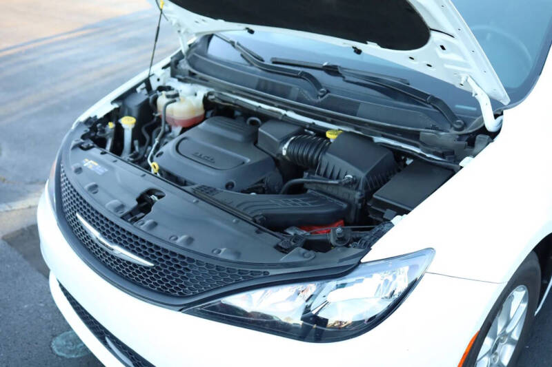 2022 Chrysler Voyager LX