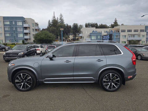 2018 Volvo XC90 T8 eAWD Momentum