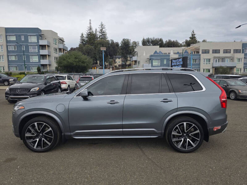 2018 Volvo XC90 T8 eAWD Momentum