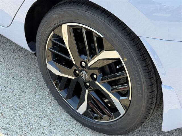 2025 Nissan Versa SR