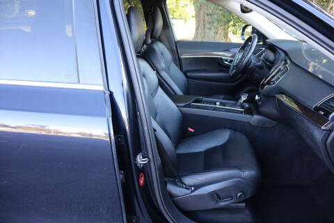 2016 Volvo XC90 T6 Momentum