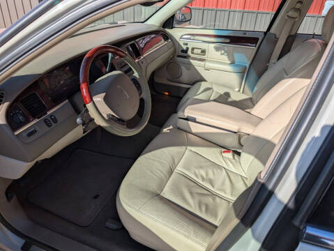 2005 Lincoln Town Car Signature Limited