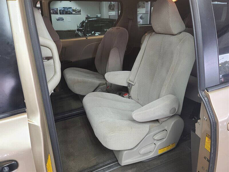 2014 Toyota Sienna LE 7-Passenger Auto Access Seat