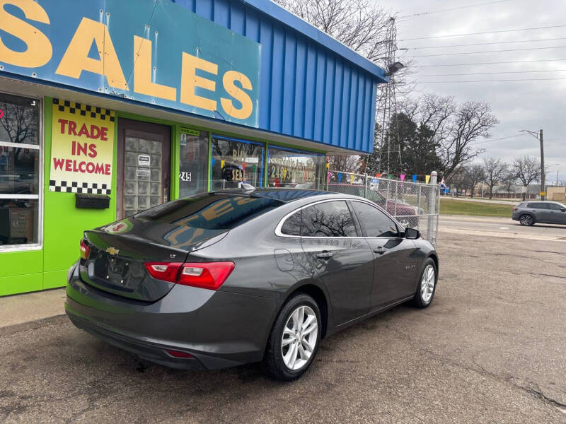 2017 Chevrolet Malibu 1LT photo 2