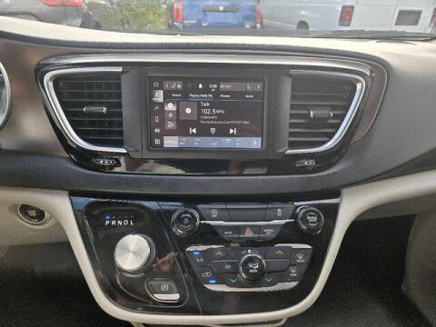 2022 Chrysler Voyager LX