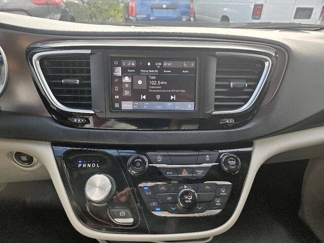 2022 Chrysler Voyager LX