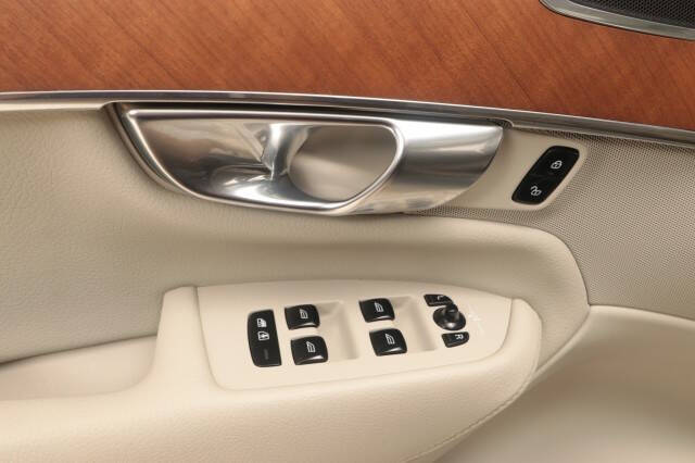 2022 Volvo XC90 T5 Momentum