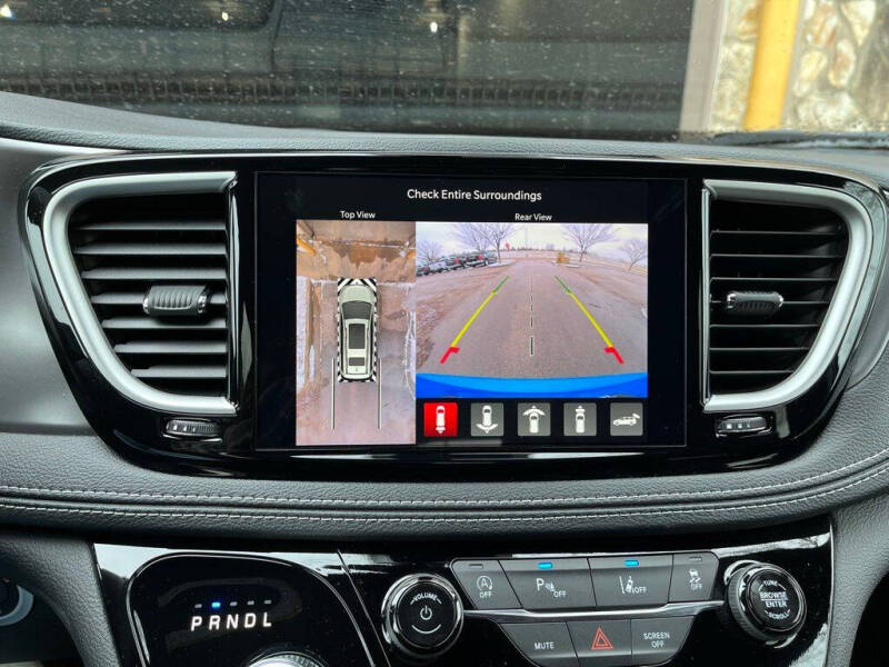 2026 Chrysler Pacifica Select