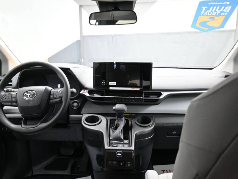 2025 Toyota Sienna LE 8-Passenger