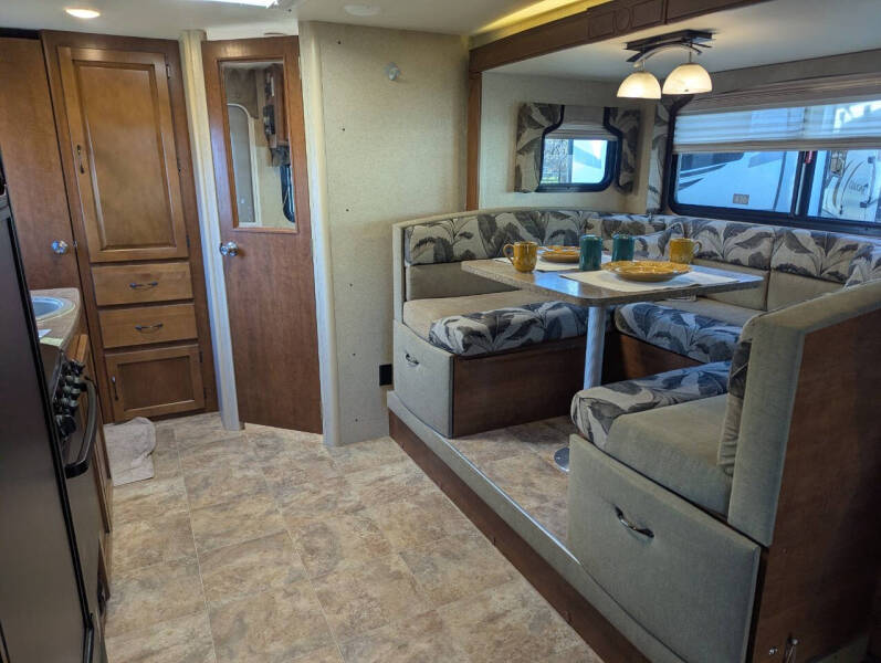 2015 Lance 1995 / 23ft