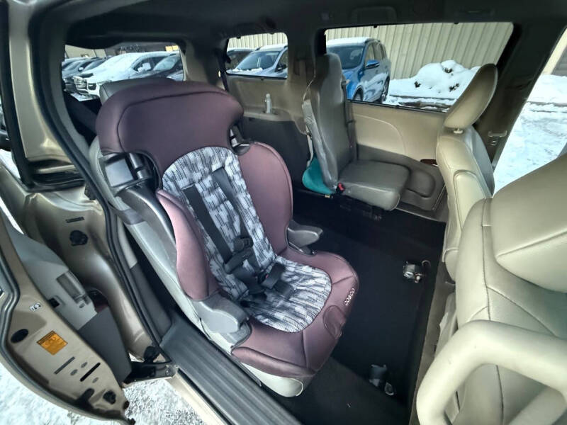 2012 Toyota Sienna LE Mobility 7-Passenger