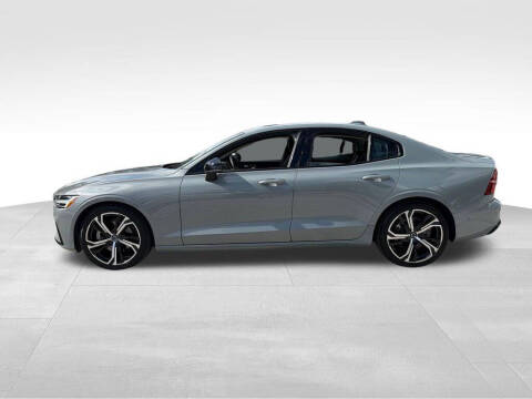 2024 Volvo S60 B5 Plus Dark Theme