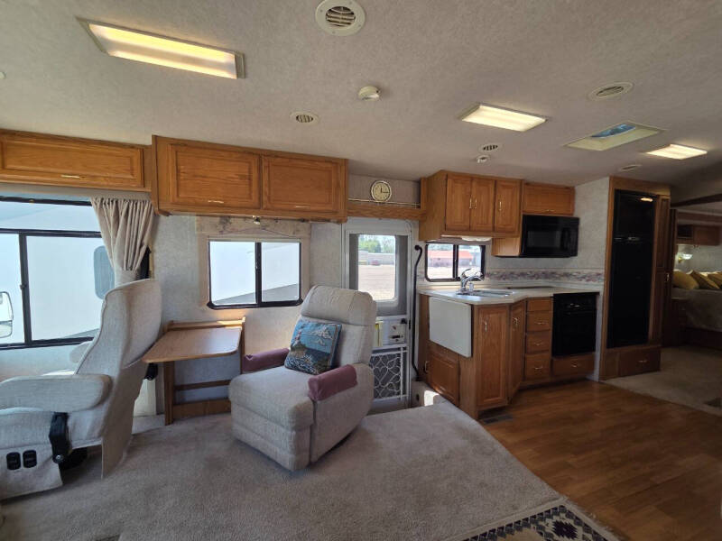 2000 Winnebago Adventure
