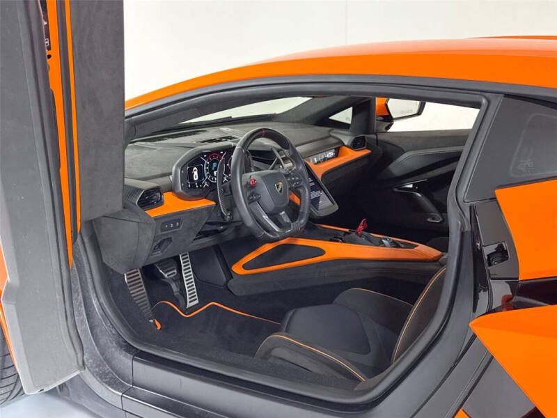 2024 Lamborghini Revuelto