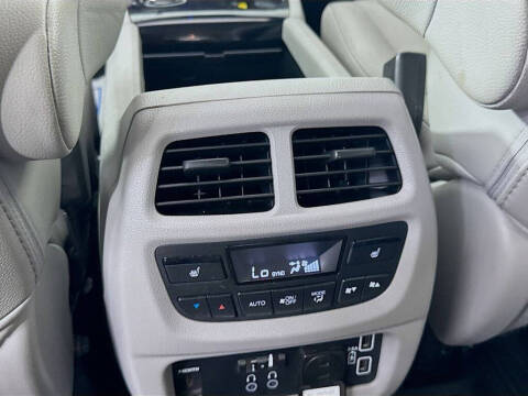 2022 Honda Pilot Touring w/Rear Captain's Chairs