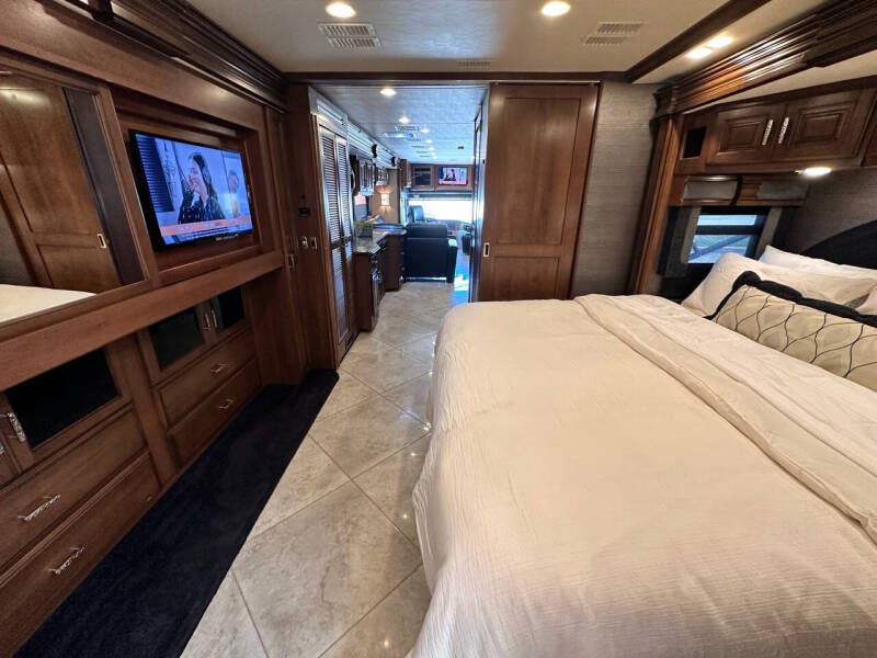 2014 Fleetwood Discovery 40e 380 Cummins Diesel, 1.5 BATH