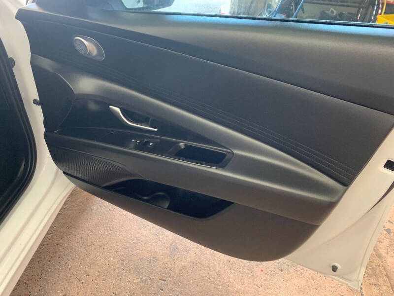 2025 Hyundai Elantra SE