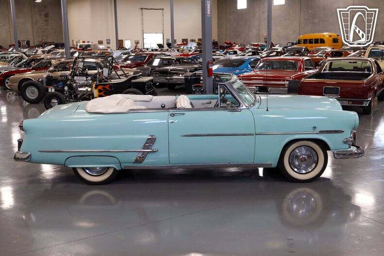 1953 Ford Crestline