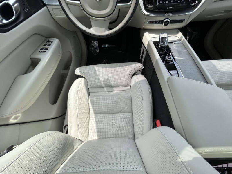 2025 Volvo XC60 B5 Ultra Dark Theme