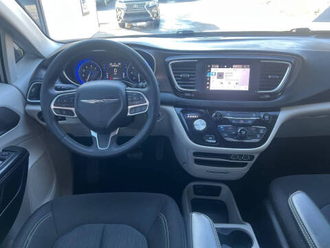 2022 Chrysler Voyager LX