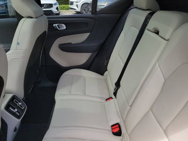 2025 Volvo XC40 B5 Plus Bright Theme