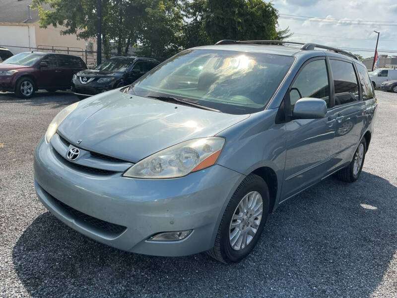 2010 Toyota Sienna XLE's photo