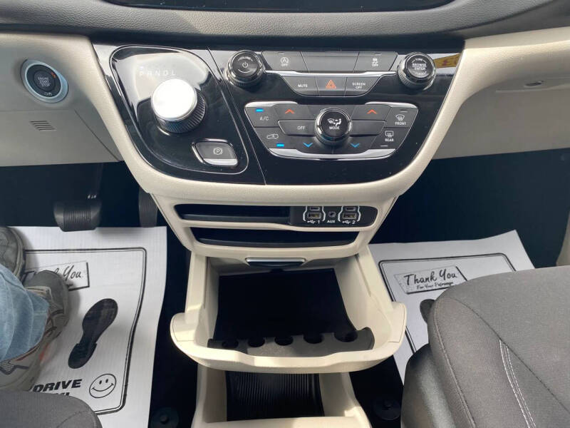 2023 Chrysler Voyager LX