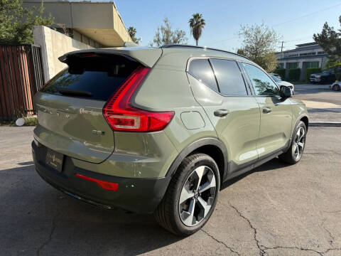 2023 Volvo XC40 B5 Plus Dark Theme