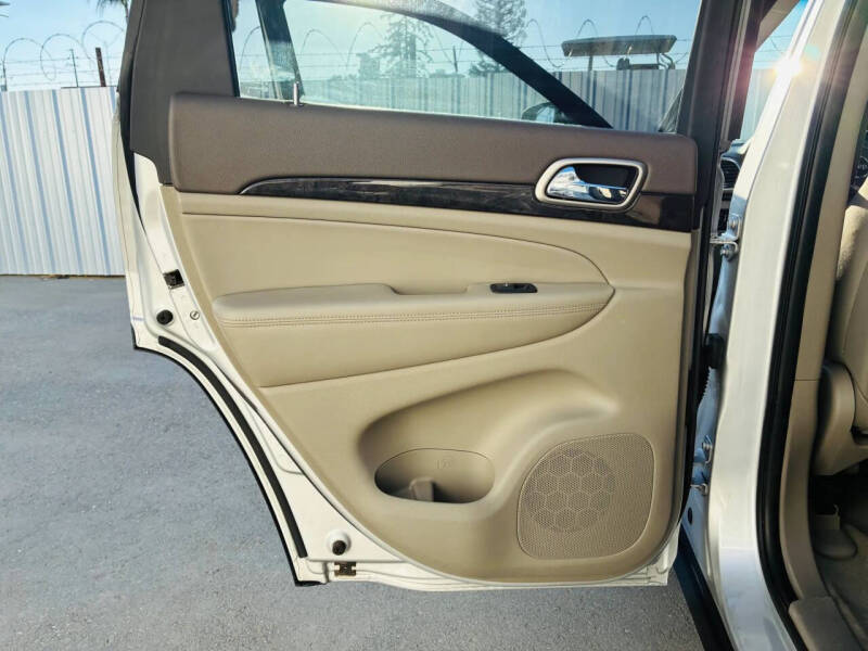 2011 Jeep Grand Cherokee Laredo - Photo 19