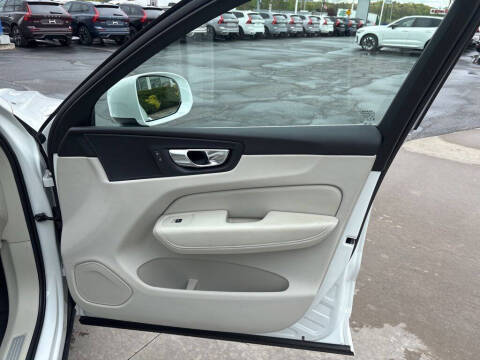 2023 Volvo XC60 B5 Plus Bright Theme