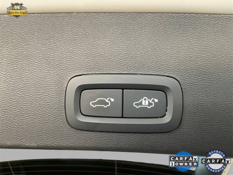 2024 Volvo XC40 B5 Plus Dark Theme