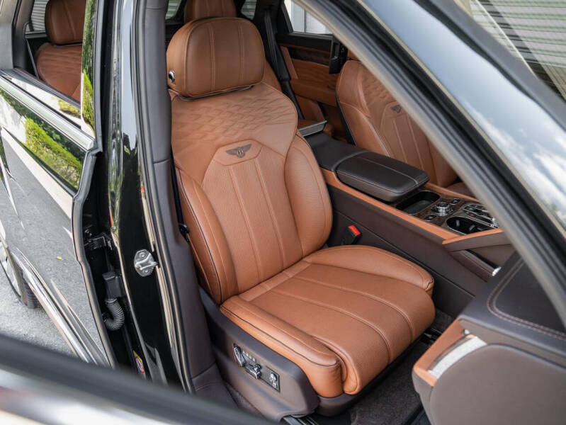 2023 Bentley Bentayga EWB V8