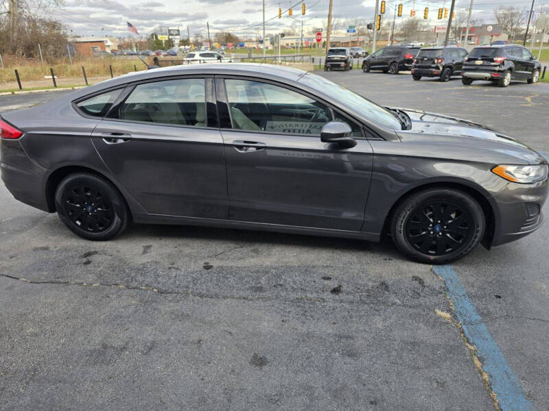 2019 Ford Fusion S photo 3