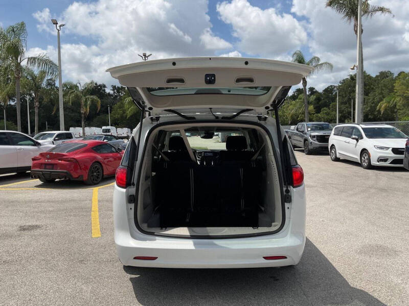 2023 Chrysler Voyager LX