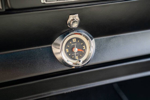 1968 Jeep Wagoneer 28