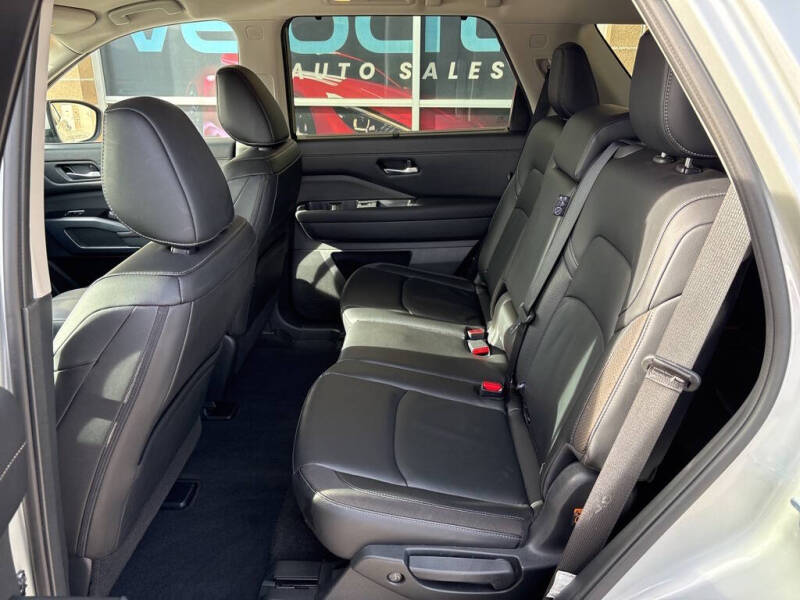 2025 Nissan Pathfinder SL