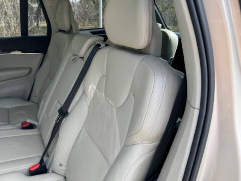 2016 Volvo XC90 T6 Momentum