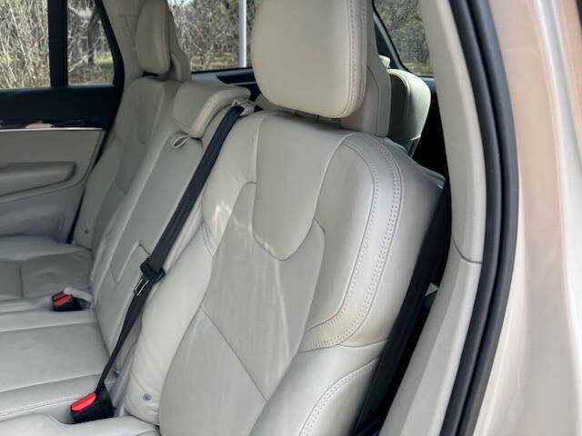 2016 Volvo XC90 T6 Momentum