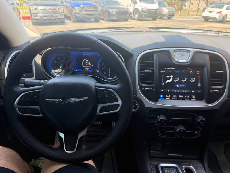 2022 Chrysler 300 Touring L