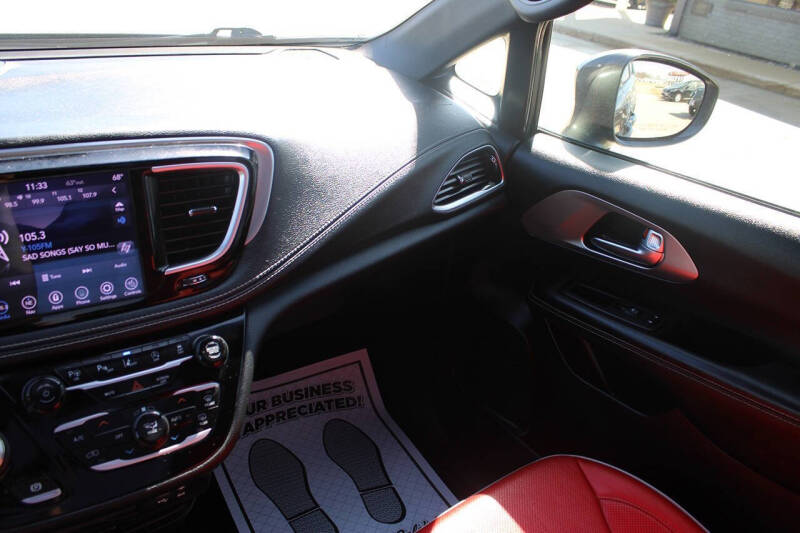 2020 Chrysler Pacifica Limited Red S