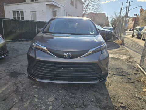 2024 Toyota Sienna LE 8-Passenger