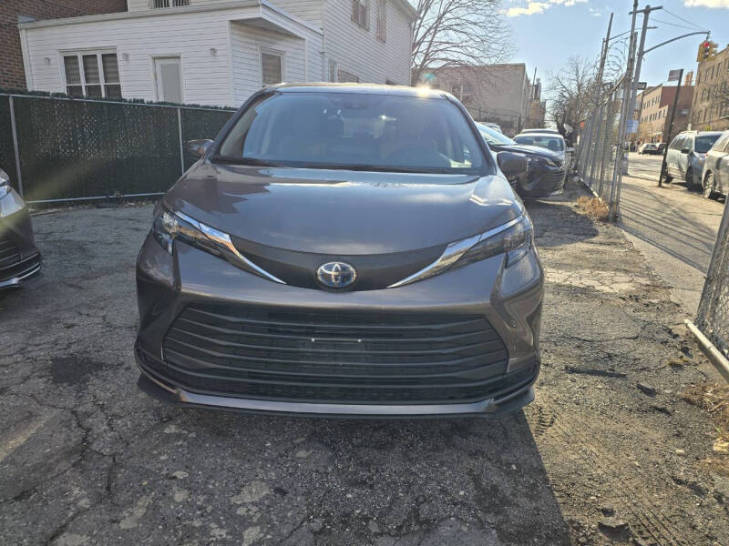 2024 Toyota Sienna LE 8-Passenger