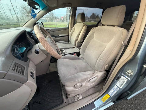 2004 Toyota Sienna LE 7 Passenger