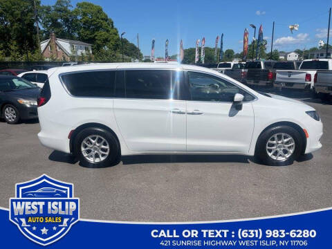 2022 Chrysler Voyager LX