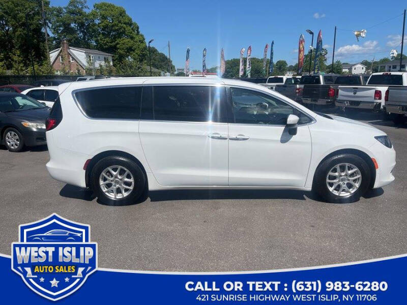2022 Chrysler Voyager LX