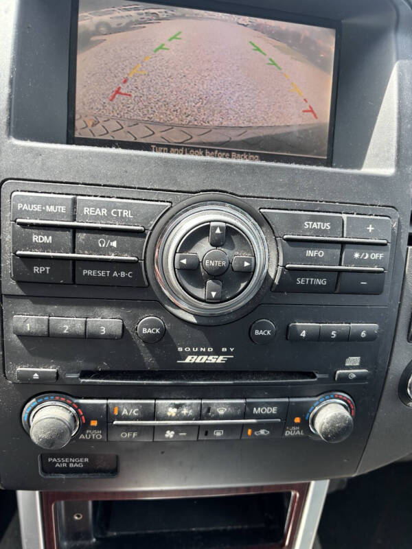 2011 Nissan Pathfinder LE