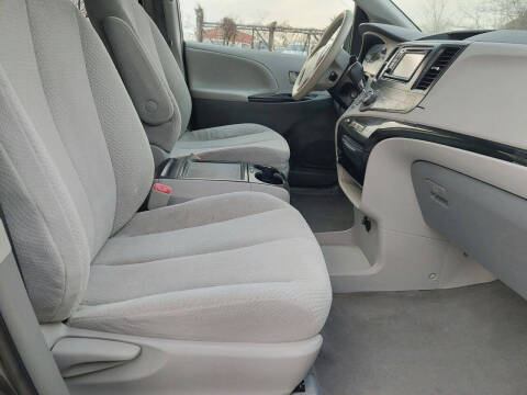 2014 Toyota Sienna LE 8-Passenger